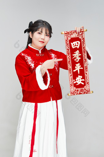 手持春联身穿<strong>喜庆</strong>汉服的可爱少女