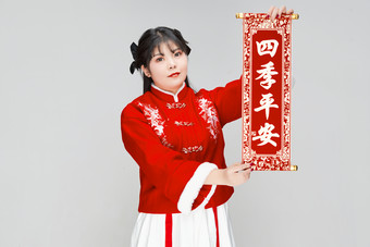 手持春联身穿<strong>喜庆</strong>汉服的可爱少女