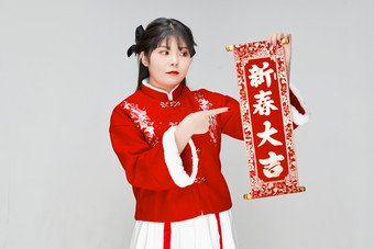 手持<strong>春联</strong>身穿喜庆汉服的可爱少女