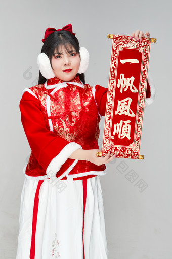 手持<strong>春联</strong>身穿喜庆汉服的可爱少女