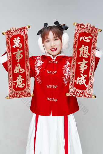 手持春联身穿喜庆汉服的可爱少女