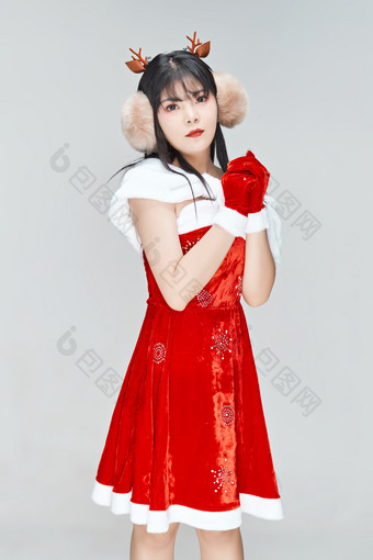身穿圣诞服饰的性感可爱亚洲少女
