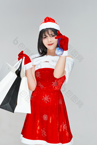 身穿圣诞服饰手提购物袋性感可爱的圣诞女郎