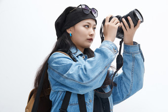 <strong>出门</strong>旅行手上拿着单反相机的美丽亚洲女孩