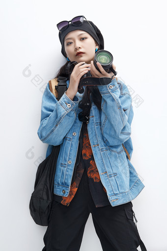 <strong>出门</strong>旅行手上拿着单反相机的美丽亚洲女孩