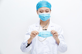 专业的医护人员提示口罩佩戴的重要性