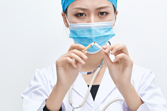 穿白色防护服佩戴护目镜口罩的女性医疗人员