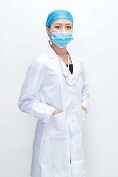 穿白色防护服佩戴护目镜口罩的女性医疗人员