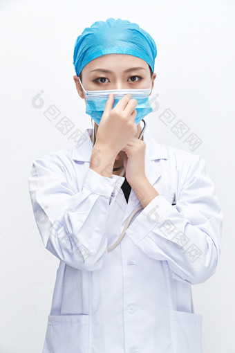 穿白色<strong>防护服</strong>佩戴护目镜口罩的女性医疗人员