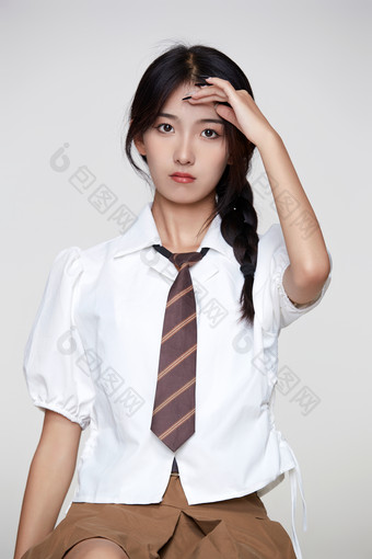 身穿高中制服的美丽少女