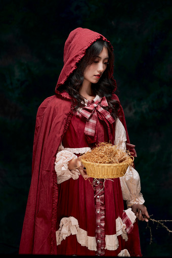 影棚内角色扮演童话人物小红帽的少女