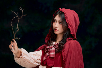影棚内角色扮演童话人物小红帽的少女