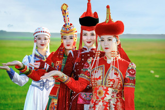 草原上穿着蒙古族传统<strong>服饰</strong>的亚洲年轻美少女