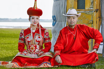 草原上蒙古<strong>包</strong>前穿<strong>蒙古族</strong>传统服饰的年轻夫妻