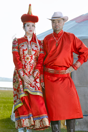 草原上蒙古包前穿蒙古族传统<strong>服饰</strong>的年轻夫妻