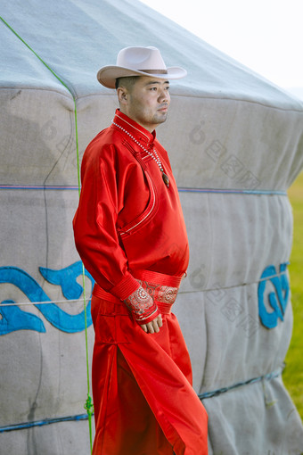 草原上蒙古包前身穿<strong>蒙古族</strong>传统服饰的男子