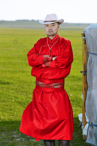 草原上蒙古<strong>包</strong>前身穿<strong>蒙古族</strong>传统服饰的男子