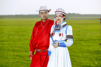 草原上蒙古包前穿<strong>蒙古族</strong>传统服饰的年轻夫妻