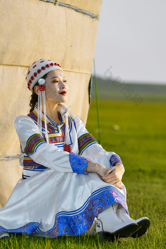 草原上穿着<strong>蒙古族</strong>传统<strong>服饰</strong>的亚洲年轻美少女