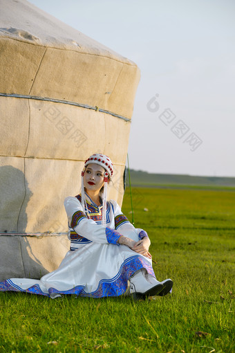 草原上穿着蒙古族传统服饰的亚洲年轻美少女