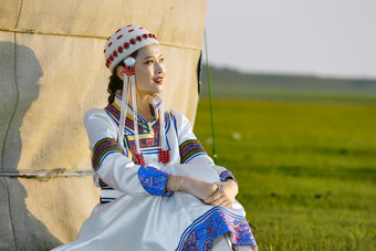 草原上穿着蒙古族传统服饰的亚洲年轻美少女