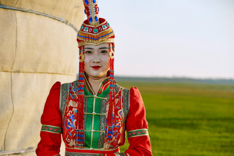 草原上穿着蒙古族传统服饰的亚洲年轻美少女