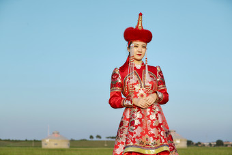 草原上穿着蒙古族传统服饰的亚洲年轻美少女