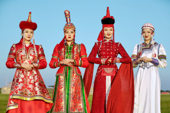 草原上穿着蒙古族<strong>传统服饰</strong>的人像群像