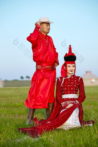 草原上蒙古<strong>包</strong>前穿<strong>蒙古族</strong>传统服饰的年轻夫妻
