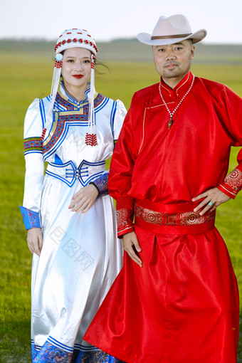 <strong>草原</strong>上蒙古包前穿蒙古族传统服饰的年轻夫妻