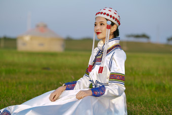 草原上穿着蒙古族传统服饰的亚洲年轻美少女