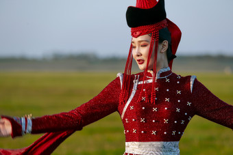 草原上穿着蒙古族传统服饰的亚洲年轻美少女