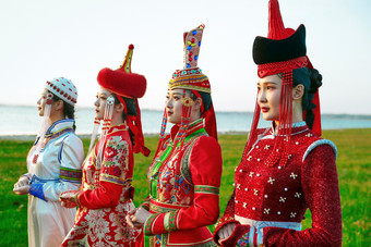 草原上穿着蒙古族传统<strong>服饰</strong>的亚洲年轻美少女