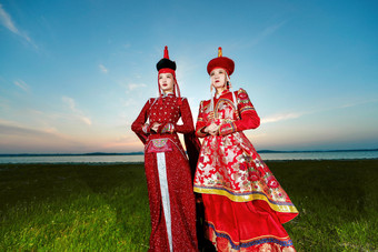 草原上穿着蒙古族传统服饰的人像群像