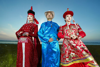 草原上穿着蒙古族<strong>传统服饰</strong>的人像群像