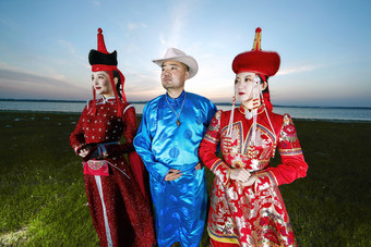 草原上穿着蒙古族传统服饰的人像群像