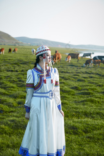 草原上穿着蒙古族传统服饰的亚洲年轻美少女