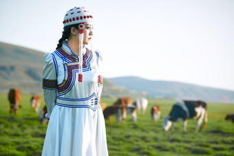 草原上穿着蒙古族<strong>传统服饰</strong>的亚洲年轻美少女