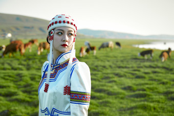草原上穿着蒙古族<strong>传统服饰</strong>的亚洲年轻美少女