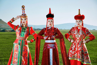 草原上穿着蒙古族传统服饰的亚洲年轻美少女图片