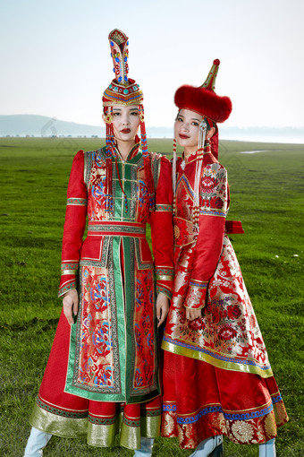 草原上穿着蒙古族传统服饰的亚洲年轻美<strong>少女</strong>