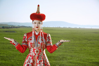 草原上穿着蒙古族传统服饰的亚洲年轻美少女