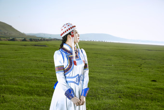 草原上穿着<strong>蒙古族</strong>传统<strong>服饰</strong>的亚洲年轻美少女