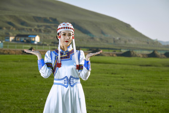 草原上穿着蒙古族传统服饰的亚洲年轻美少女