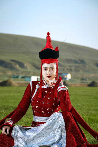 草原上穿着蒙古族传统服饰的亚洲年轻美少女