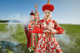 草原上穿着蒙古族传统服饰的亚洲年轻美少女