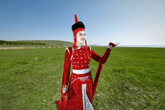 草原上穿着蒙古族传统服饰的亚洲年轻美少女图片