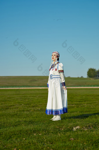 草原上穿着蒙古族传统服饰的亚洲年轻美少女