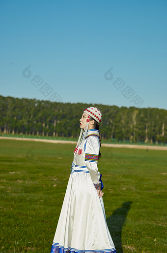 草原上穿着<strong>蒙古族</strong>传统服饰的亚洲年轻美少女