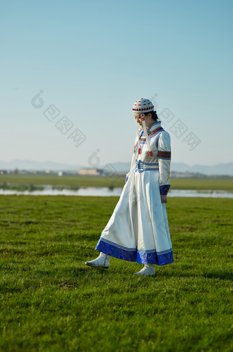 草原上穿着<strong>蒙古族</strong>传统服饰的亚洲年轻美少女